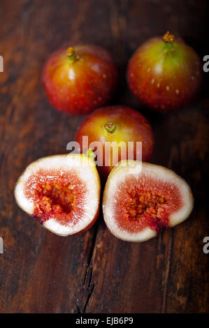 Fichi freschi oltre il legno vecchio Foto Stock