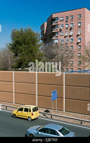 Barriere acustiche sulla strada, Siviglia, regione dell'Andalusia, Spagna, Europa Foto Stock