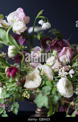 La molla bouquet di tulipani pappagallo, Ranunculus, anemoni e Lucojum Foto Stock