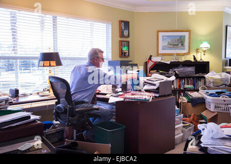 Imprenditore nel Hoarders' disordinati Home Office, STATI UNITI D'AMERICA Foto Stock