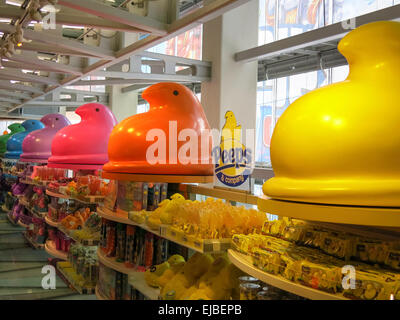 "Toys R Us' interno dello store in Times Square NYC Foto Stock