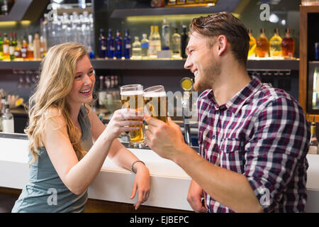 Coppia giovane avente un drink insieme Foto Stock