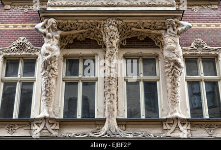 Facciata in Art Nouveau, nella città vecchia di Riga Foto Stock