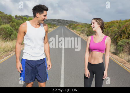 Montare il giovane in piedi sulla strada aperta Foto Stock