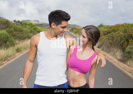 Montare il giovane in piedi sulla strada aperta Foto Stock