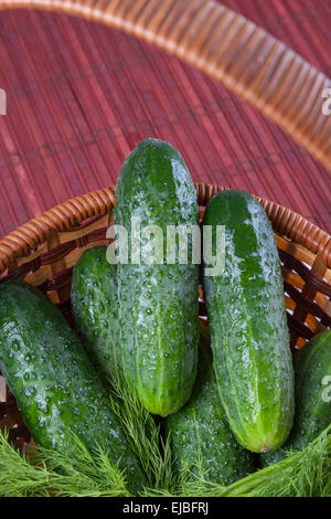 Cetrioli di verde in un cesto di vimini Foto Stock