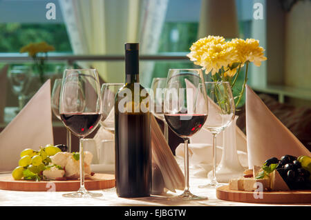 Vino e uva da vino e formaggio sul tavolo Foto Stock