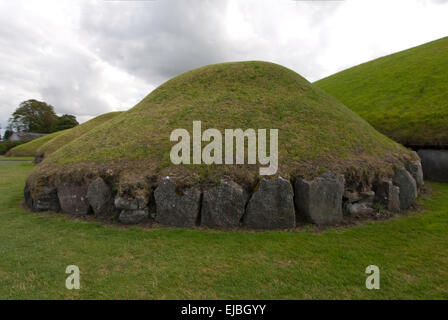 Un tumulo di Satellite (tomba di passaggio) a Knowth Foto Stock