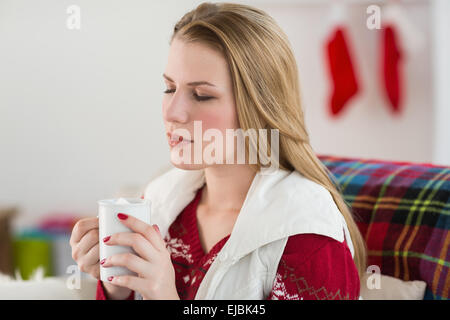 La donna gode di un caffè sul suo lettino Foto Stock