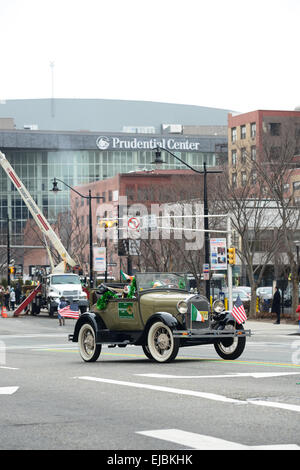 Vettura ufficiale per l'Essex Shillelagh Pifferi e Tamburi durante il 2013 per il giorno di San Patrizio parade di Newark, New Jersey. Stati Uniti d'America Foto Stock