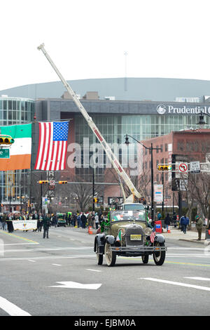 Vettura ufficiale per l'Essex Shillelagh Pifferi e Tamburi durante il 2013 per il giorno di San Patrizio parade di Newark, New Jersey. Stati Uniti d'America Foto Stock