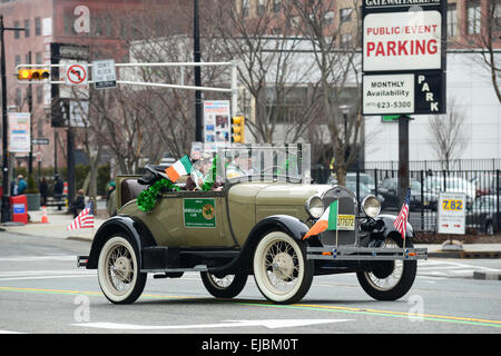 Vettura ufficiale per l'Essex Shillelagh Pifferi e Tamburi durante il 2013 per il giorno di San Patrizio parade di Newark, New Jersey. Stati Uniti d'America Foto Stock