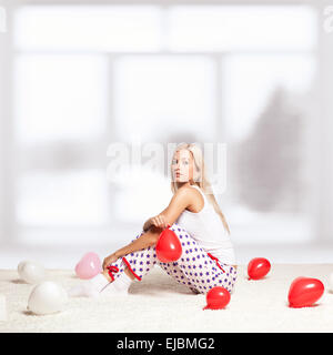 Donna bionda con palloncini Foto Stock
