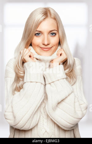 Donna bionda in cashmere maglione Foto Stock
