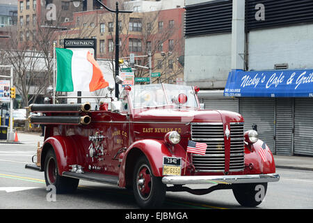 East Newark vintage dipartimento fie auto durante il 2013 per il giorno di San Patrizio parade di Newark, New Jersey. Stati Uniti d'America Foto Stock