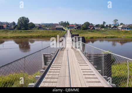 Vecchio di sospensione ponte sopra il fiume Tura. Verkhoturye. Nella regione di Sverdlovsk. La Russia. Foto Stock