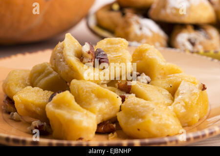 In casa gnocchi di zucca con noci pecan Foto Stock