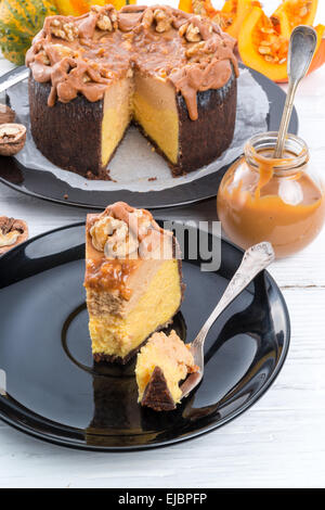 Cheesecake alla zucca con dadi Foto Stock