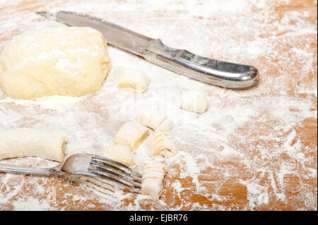 Rendendo italiani freschi gnocchi di patate Foto Stock