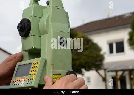 Il tachimetro usato nei rilevamenti topografici Foto Stock