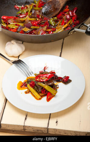 Frittura di peperoncino e di verdure su una padella wok Foto Stock