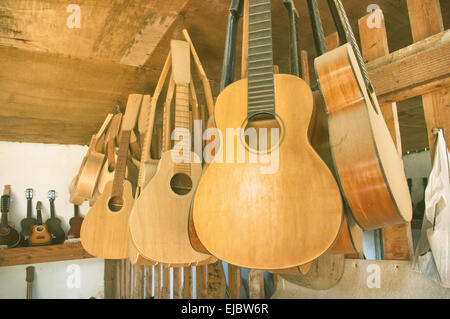 Fatto a mano workshop di chitarra nelle Filippine Foto Stock