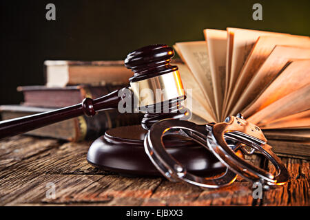 Martello di legno e libri sul tavolo di legno, il concetto di legge Foto Stock