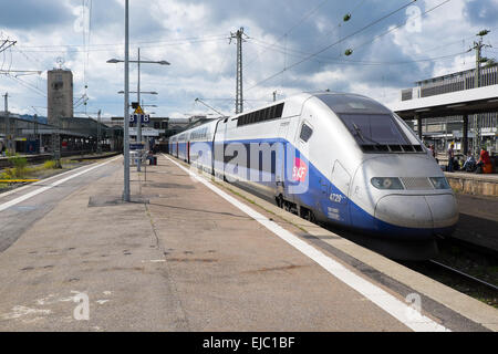 Ad alta velocità TGV treno è impostato a discostarsi da Stuttgart, Germania per un viaggio a Parigi, Francia. Foto Stock