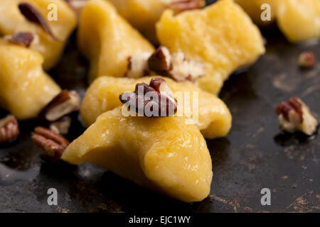 Gnocchi di zucca con salsa di funghi Foto Stock