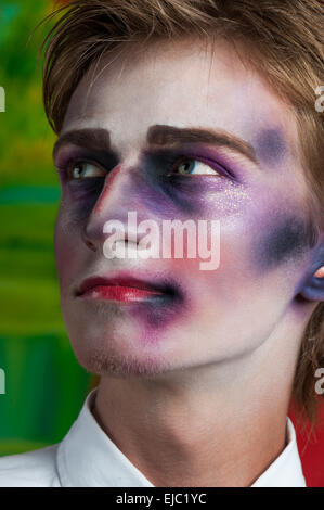 Ritratto di uomo bello con il make-up Foto Stock