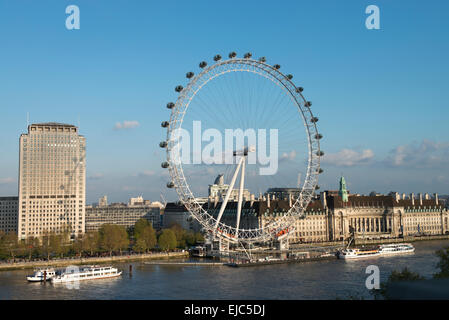 Il London Eye (Millennium Wheel) visto da The Royal Horseguards Foto Stock