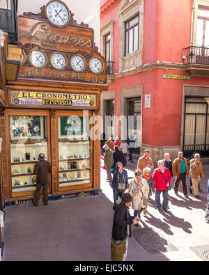 Calle Sierpes la via principale dello shopping a Siviglia Spagna. Famoso negozio display facciata di Longines orologi, cronometri e orologi. Foto Stock