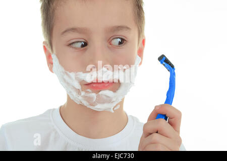 Giocoso poco giovane ragazzo faccia di rasatura su bianco Foto Stock