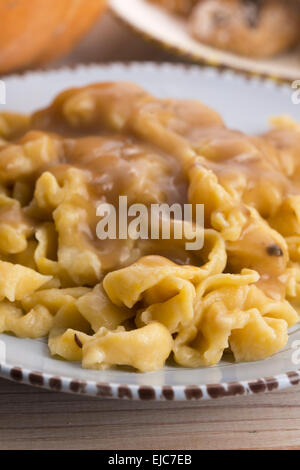 In casa tagliatelle di zucca con funghi Foto Stock