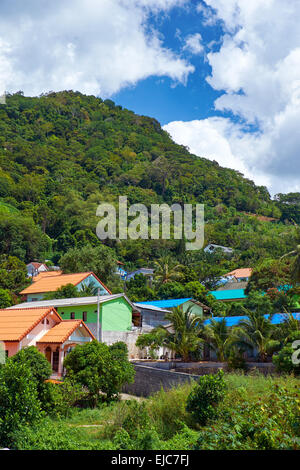 Borgo sotto il monte in Thailandia Foto Stock