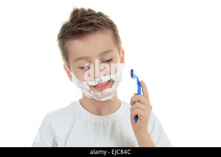 Giocoso poco giovane ragazzo faccia di rasatura su bianco Foto Stock