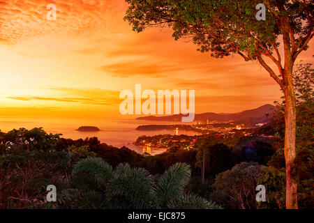 Tramonto nella costa occidentale dell'isola di Phuket Foto Stock