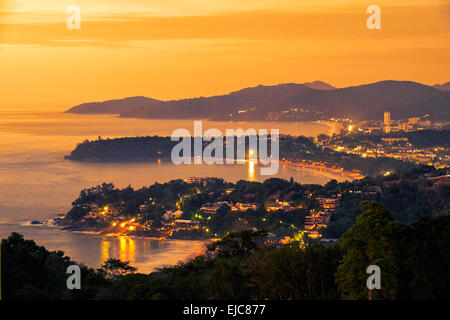 Tramonto nella costa occidentale dell'isola di Phuket Foto Stock