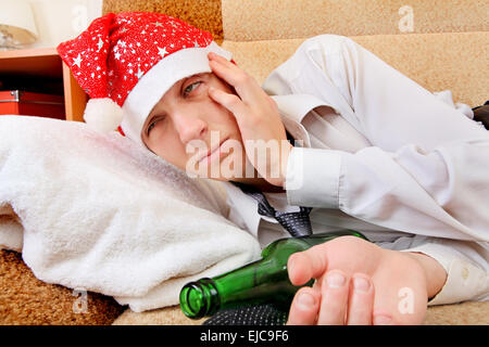 Drunken adolescente in Santa Hat Foto Stock