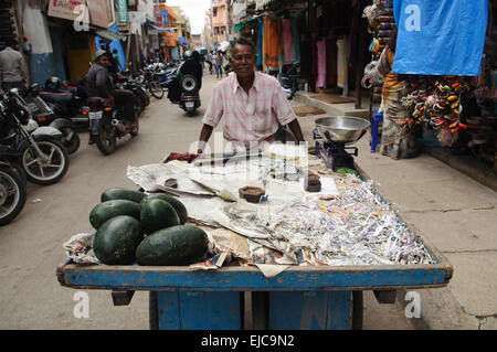 Venditore a vendere cocomeri in India Foto Stock