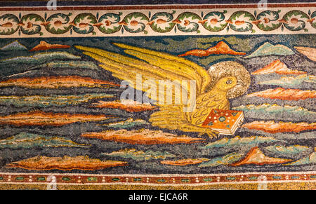 Dettaglio del mosaico absidale di Giovanni Evangelista della Basilica di Sant'Apollinare in Classe, Italia Foto Stock