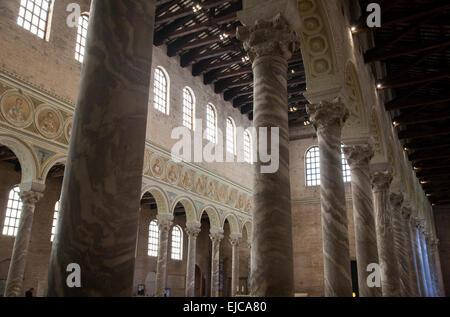 Navata della basilica di Sant'Apollinare in Classe, Italia Foto Stock