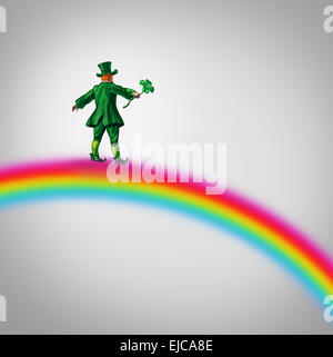 Leprechaun Fortune Rainbow come un piccolo personaggio in un tradizionale verde saint patricks giorno costume tenendo un quattro leaf clover camminando su di un magico mondo di striature di colore verso la fortuna di un premio. Foto Stock