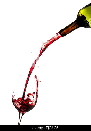 Versare il vino dalla bottiglia in vetro Foto Stock