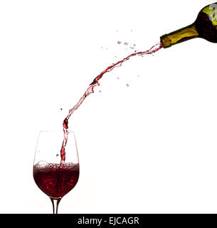 Versare il vino dalla bottiglia in vetro Foto Stock