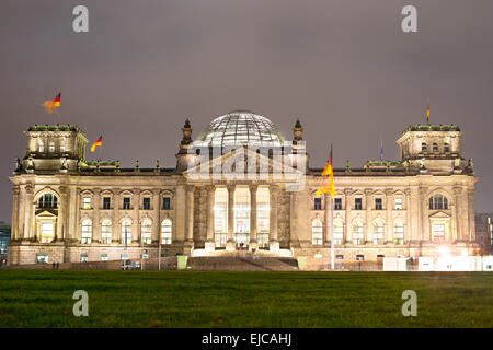 Il palazzo del Reichstag di notte Foto Stock