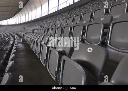 Sedie in fila nel rango Foto Stock