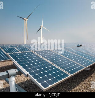 Pannelli solari e wind farm di potenza Foto Stock