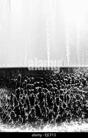 Parete d'acqua delle fontane in bianco e nero Foto Stock