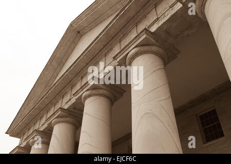 Colonne in pietra su sfondo bianco Foto Stock